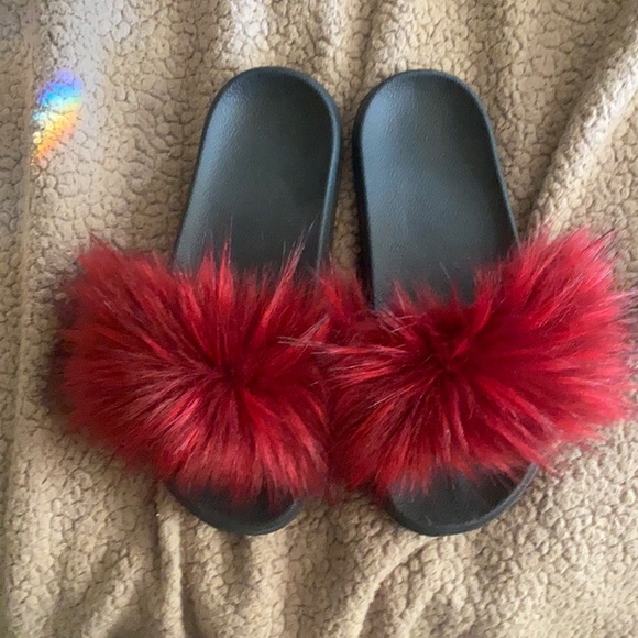 Shoes - 🚨 🥷 NEW Comfy slippers wide fun Feather boa Valentine vibe 8 wide